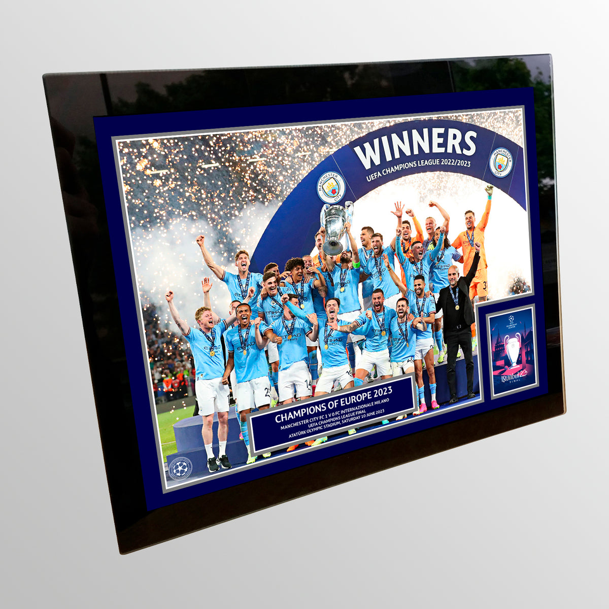 Ascensore del trofeo dei vincitori in vetro temperato della finale della UEFA Champions League 2023 - Manchester City
