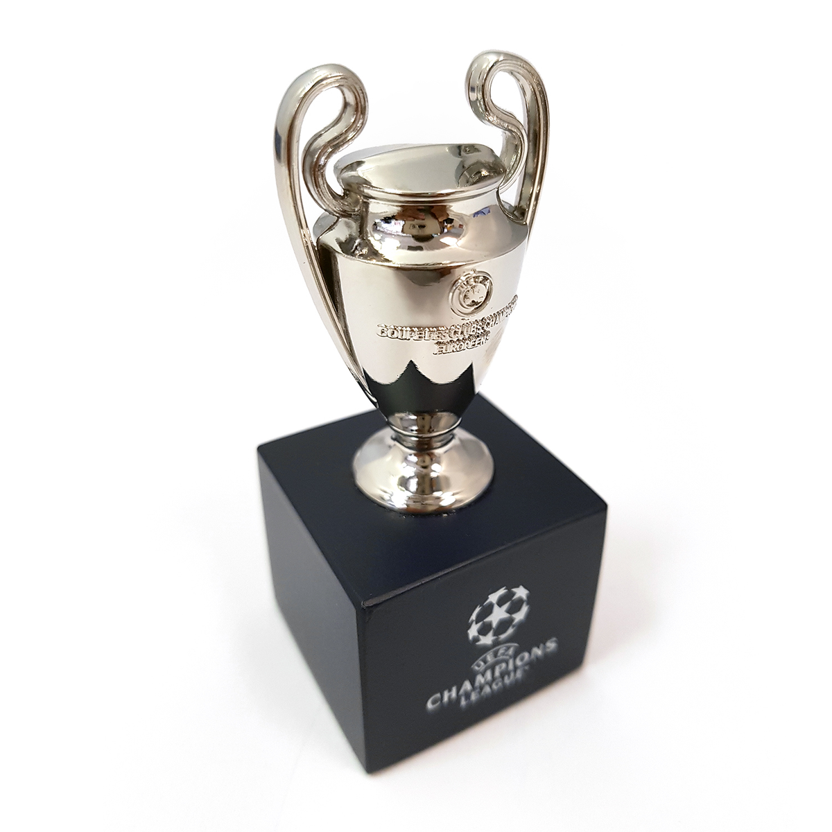 UEFA Homme Pokalreplika Uefa Mm Auf Holzpodest R plique 70 cm de la ligue  des champions sur socle, Argenté., 70mm 7cm EU : : Sports et  Loisirs
